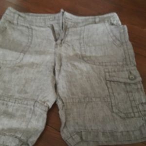 Cargo khaki shorts with button and pockets